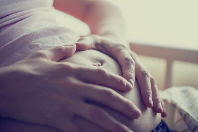 Vater verlangt Abtreibung, nachdem Leihmutter mit Drillingen schwanger wird