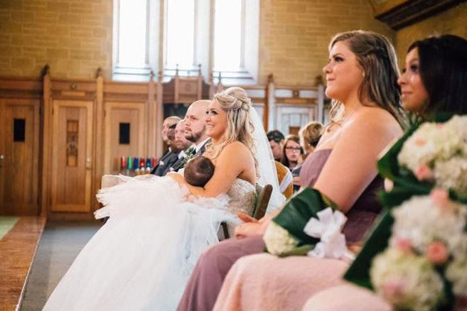 Diese Braut stillt ihr Baby während der Trauung