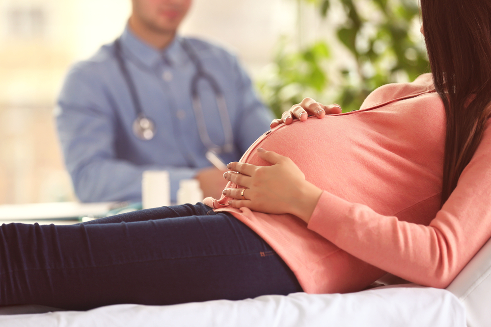 Das steckt hinter der Blutdruck- und Harnkontrolle in der Schwangerschaft