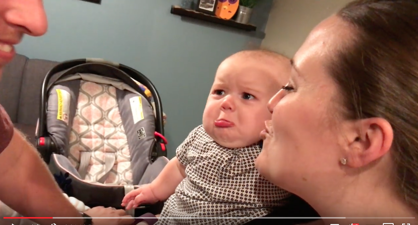 Baby weint, wenn Eltern sich küssen