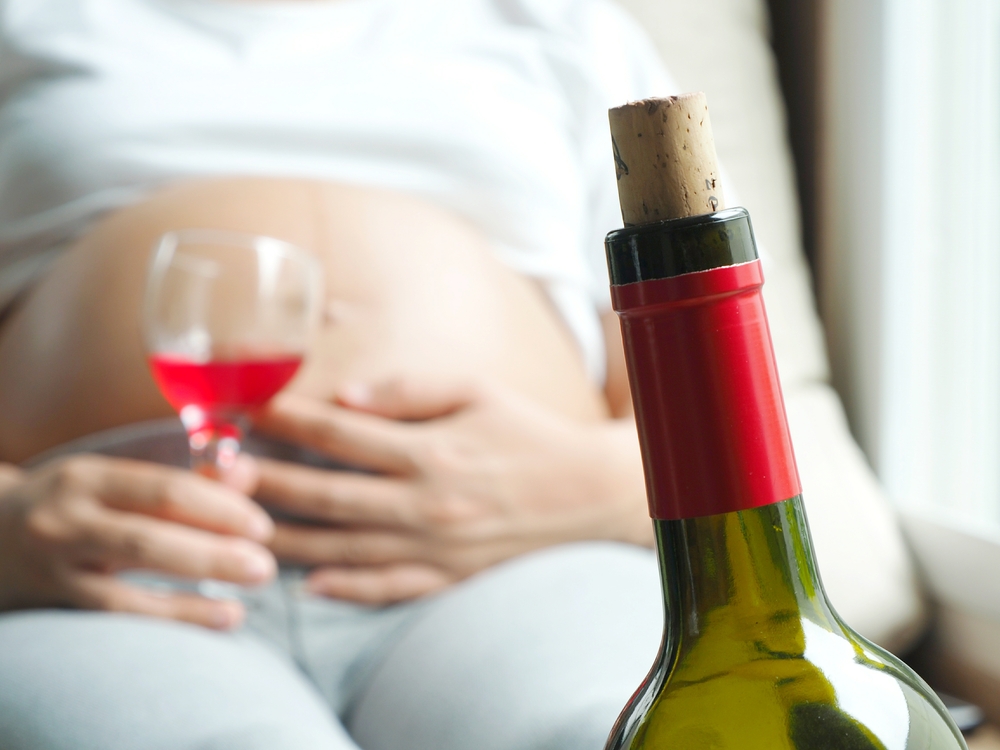 Darum sollten Schwangere die Finger vom Alkohol lassen