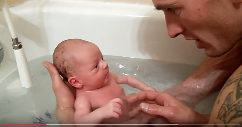 Das erste Bad mit Papa ist was ganz Besonderes