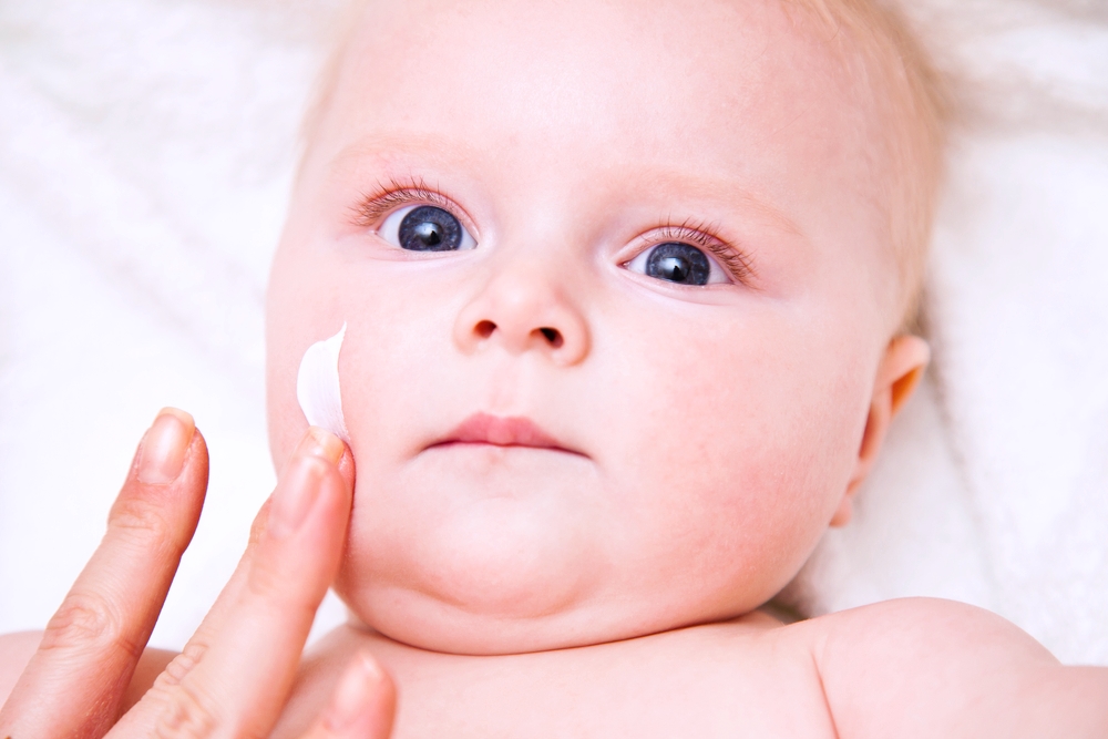 Soll man Babys regelmäßig eincremen? Wenn ja, wie oft und mit was?