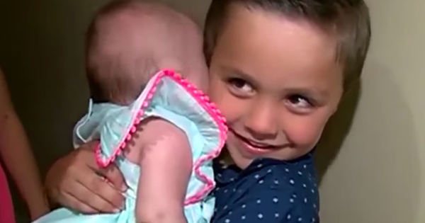 Dieser Junge rettet seine 2-jährige Schwester, damit sie ihre “tote” Mutter nicht sieht