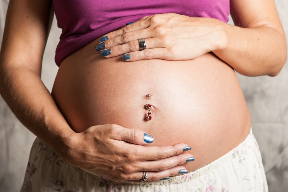 Tattoos, Piercings & Schwangerschaft: Was du jedenfalls wissen solltest