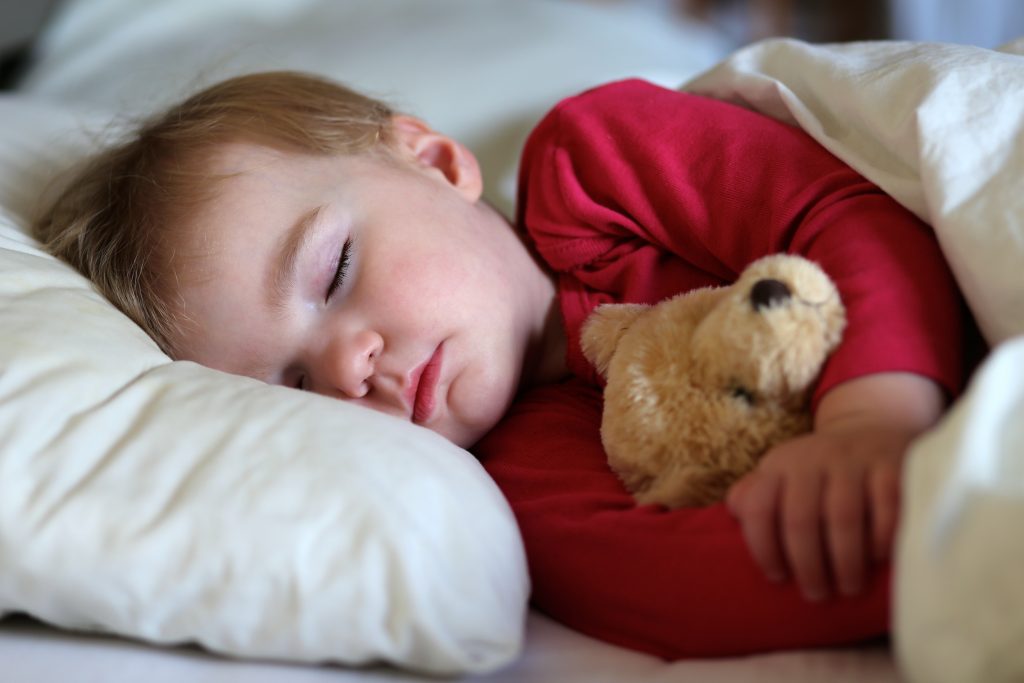 So bekommst du dein Kind dazu, im eigenen Bett zu schlafen