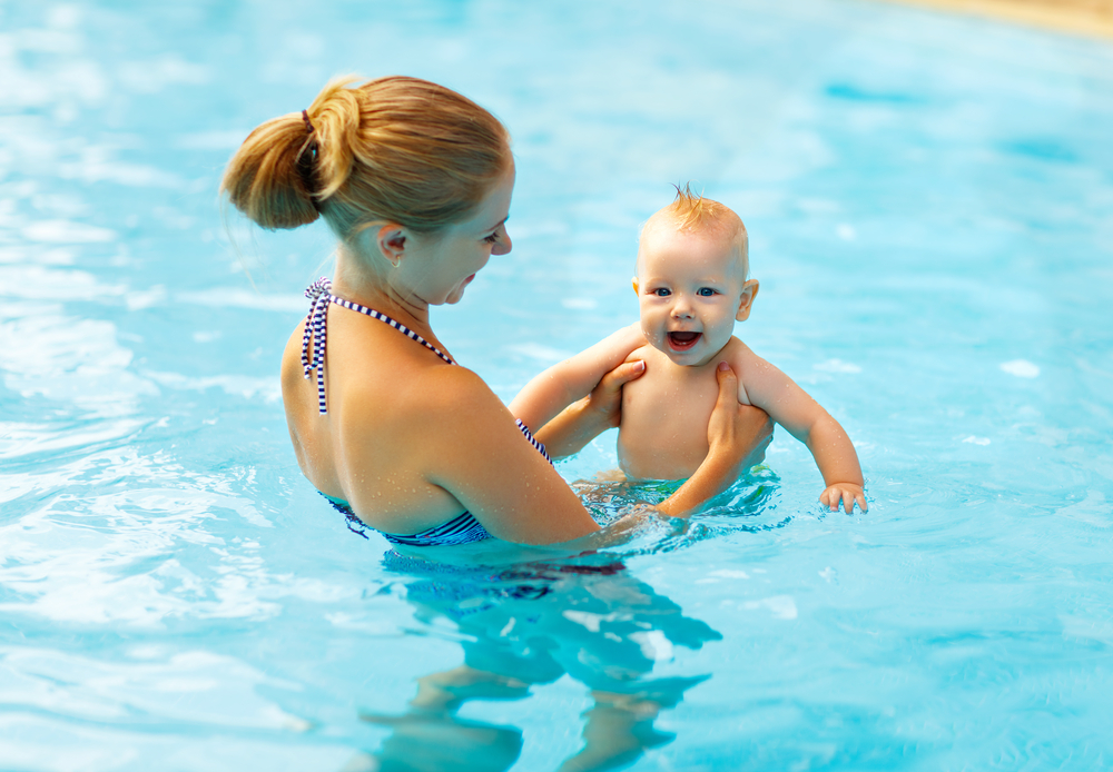 Ab diesem Zeitpunkt solltest du mit deinem Baby zum Babyschwimmen