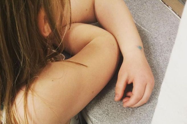 Traurig: 7-Jährige wird am Schulhof wegen ihrer “dicken Arme” gemobbt