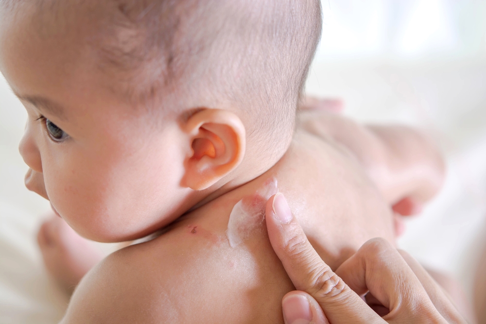 Babypuder oder Creme: Welche Pflegeprodukte braucht mein Baby wirklich?