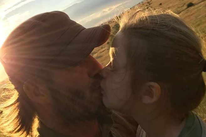 Ist es okay, dass David Beckham seine Tochter auf den Mund küsst?