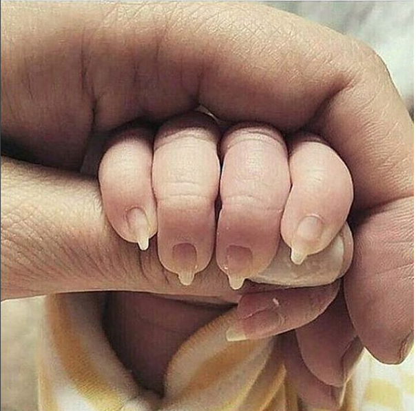 Das Foto einer manikürten Babyhand geht um die Welt