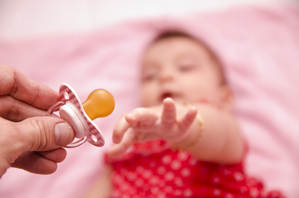 Was ist besser für dein Baby: Daumen oder Schnuller?