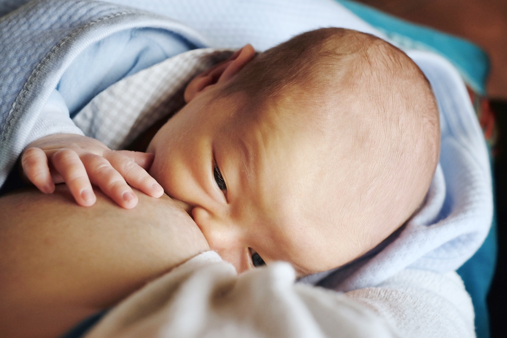 Tagsüber und nachts: Wie oft sollte man ein Baby stillen?