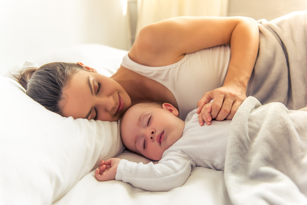 Mit Baby zuhause: 6 Wege wie du zu mehr Schlaf kommst