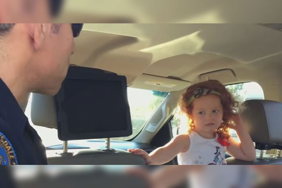 Im Auto: Diese Mutter ruft die Polizei, nachdem sie sieht, was ihre Tochter auf dem Rücksitz gemacht hat