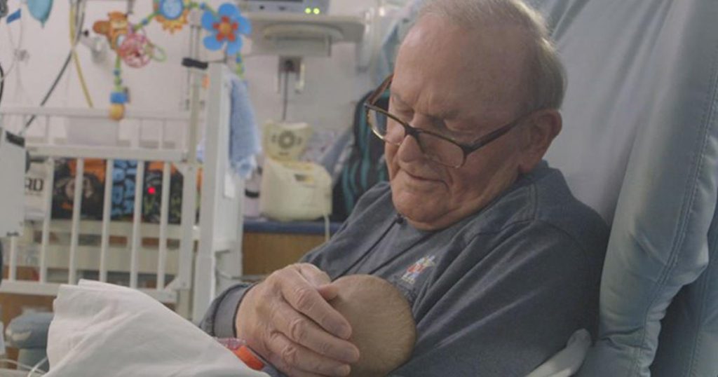 Auf der Intensivstation: Dieser Opa kümmert sich um einsame Babys, während ihre Eltern weg sind