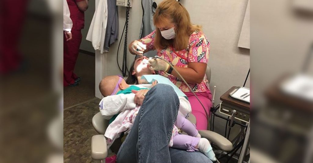 Multi-Tasking: Diese Mama stillt ihr Baby direkt während einer Zahnbehandlung