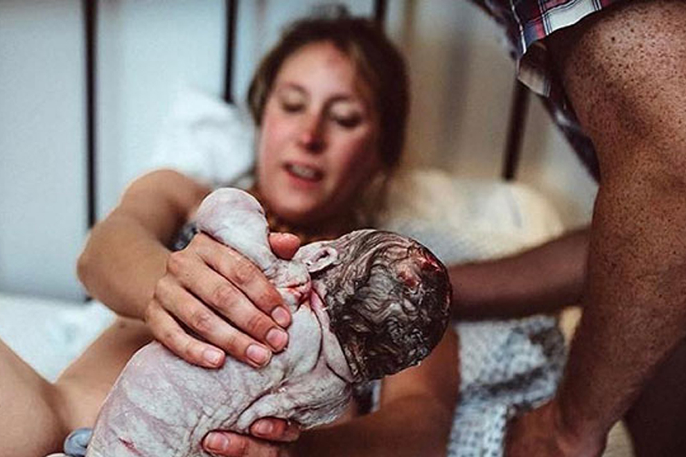 10 Fotos von Müttern die ihre Kinder selbst geboren haben