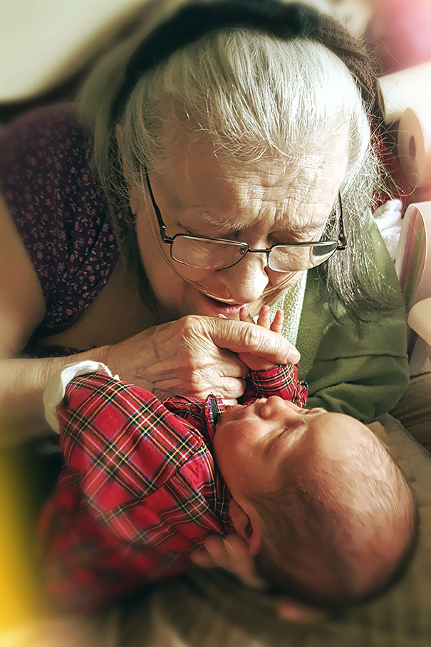 Diese Großeltern treffen ihre Enkelkinder zum ersten Mal