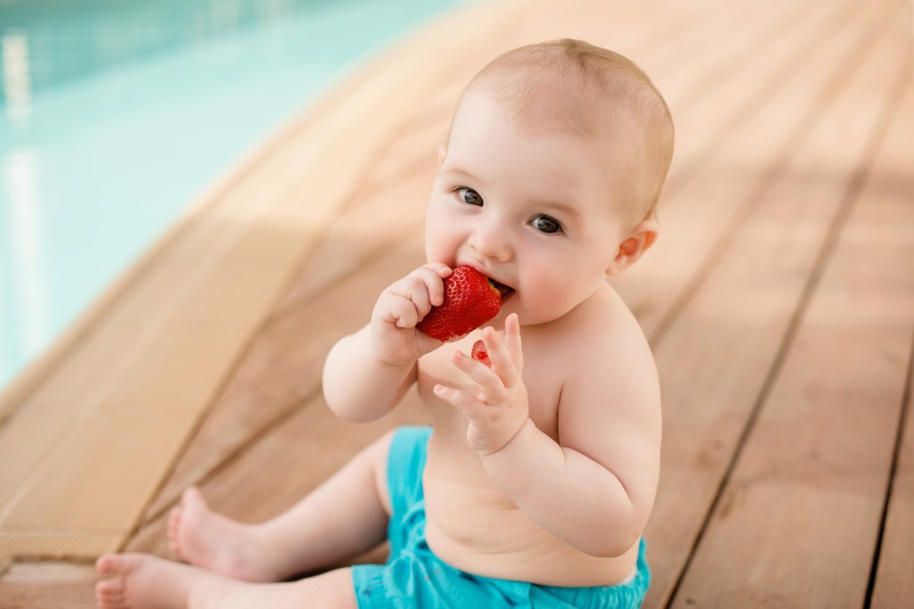 Vorsicht: Warum du deinen kleinen Kindern kein Obst zum Lutschen geben solltest