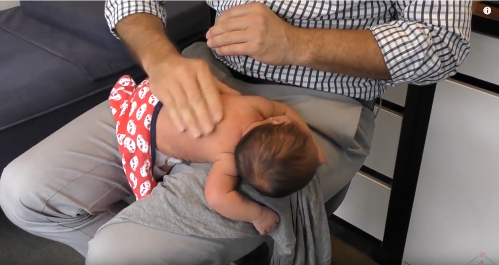 Chiropraktiker renkt Neugeborenem den Rücken ein – und hat jetzt Berufsverbot