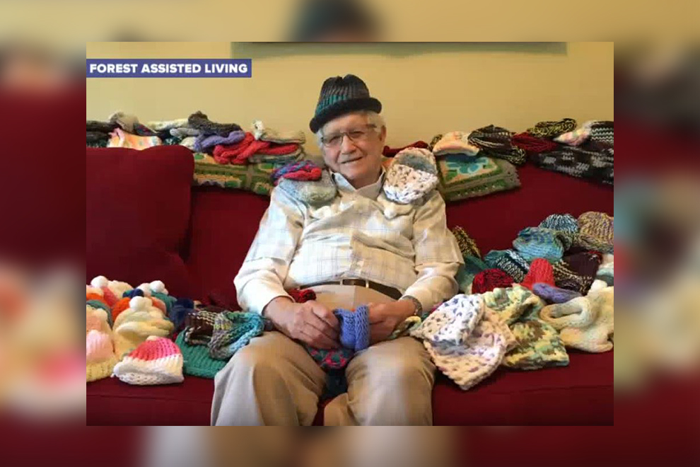Süß: 86-Jähriger strickt hunderte Mützen für Babys