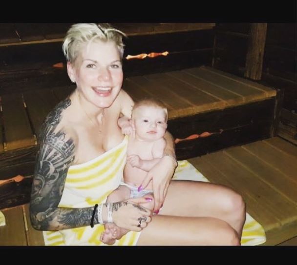 Dschungel-Star empört mit Baby-Foto in Sauna