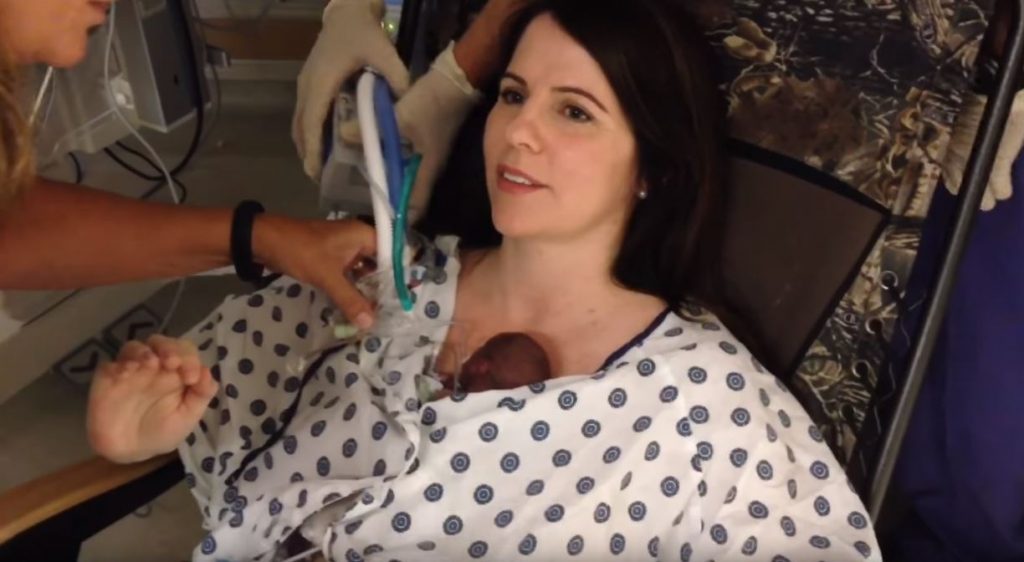 Diese Mama hält zum ersten Mal ihr 340-Gramm-Baby