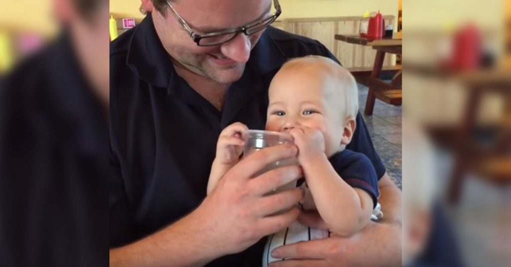 Zuckersüß: Die Reaktion dieses Babys auf den ersten Schluck aus einem Becher ist das Schönste, was du heute sehen wirst