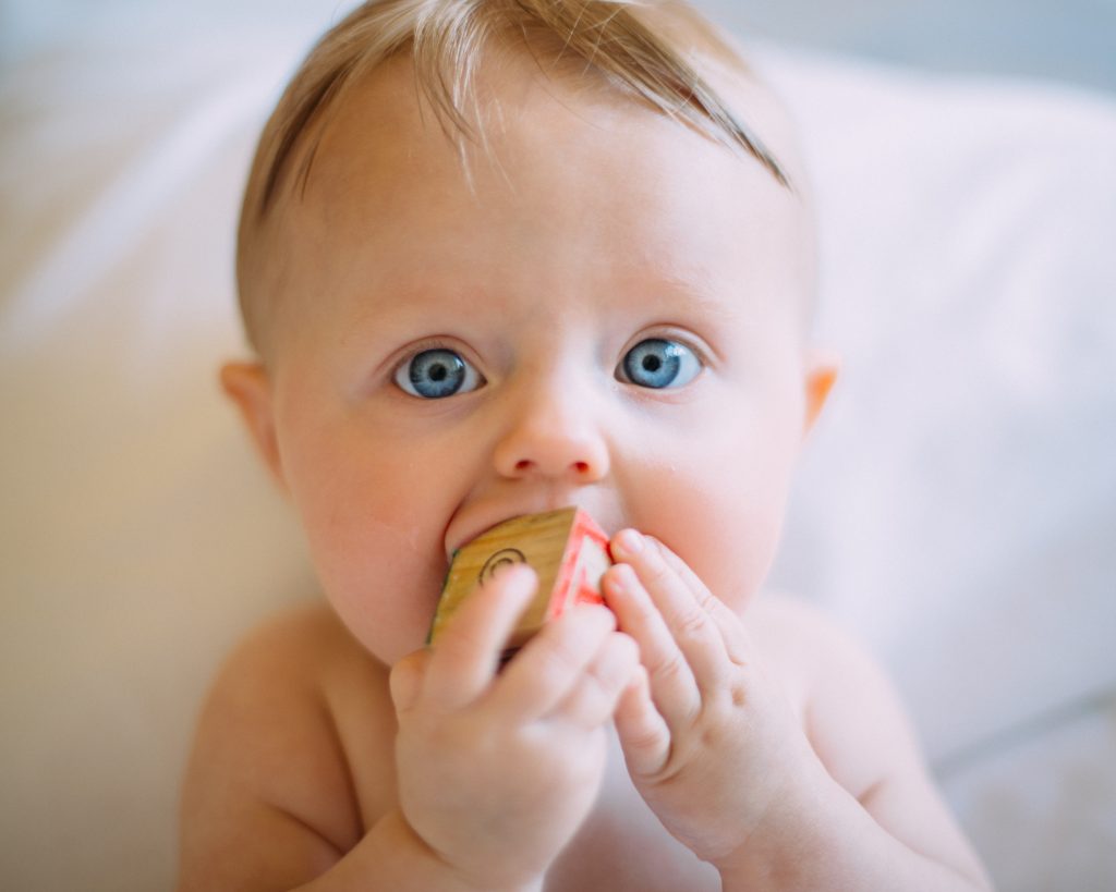 Die Umstellung auf die feste Nahrung sollte Spaß machen. Das Baby darf also ruhig auch mal mit den Händen essen oder mit dem Essen spielen.