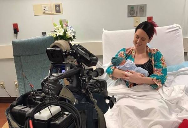 Radio-Moderatorin bringt Baby live in Sendung zur Welt