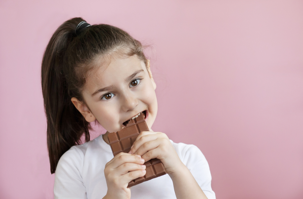 Süß: Kinder probieren zum ersten Mal dunkle Schokolade