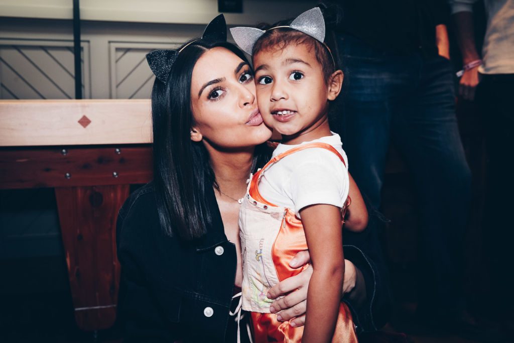 Erstes Familienfoto: Kim Kardashian posiert mit Kanye und ihren drei Kindern