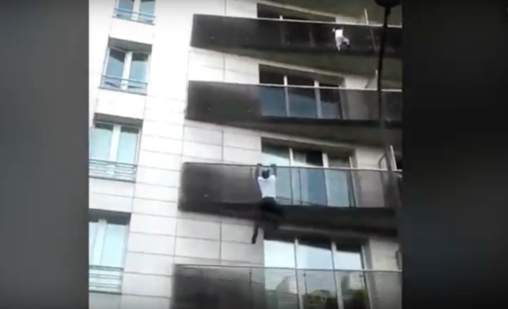 “Spiderman” rettet Kind vor Sturz aus der vierten Etage