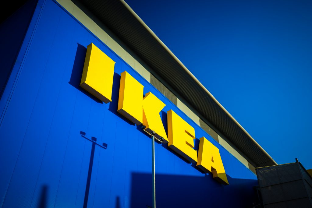6-Jähriger findet geladene Waffe in IKEA – und schießt