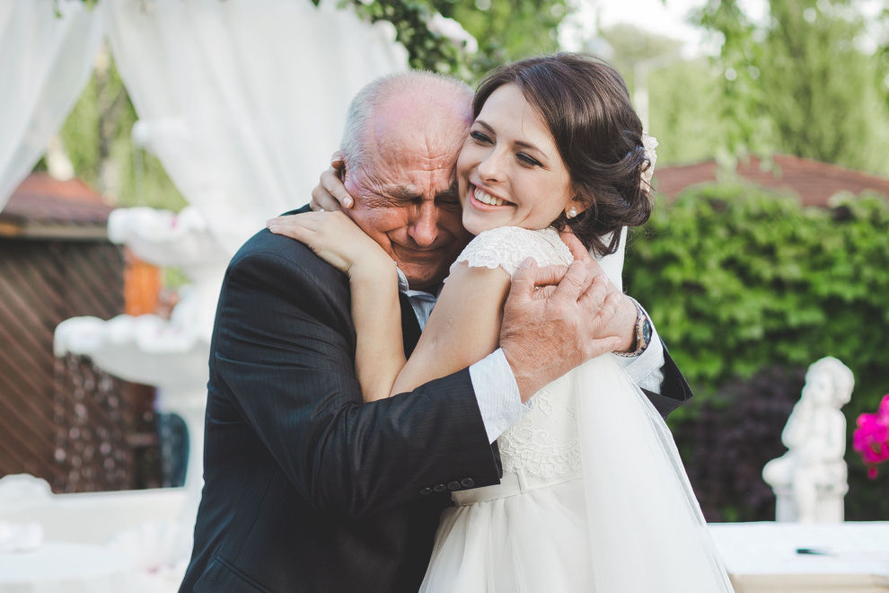 Unfassbar: Millionär heiratet versehentlich seine Enkelin