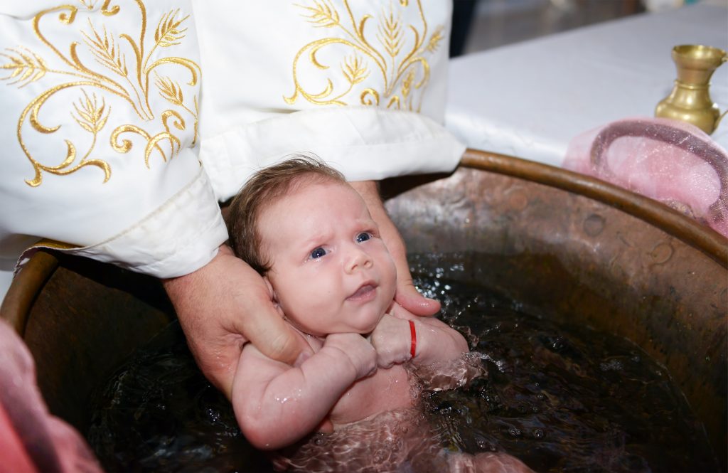 Priester ohrfeigt weinendes Baby bei Taufe