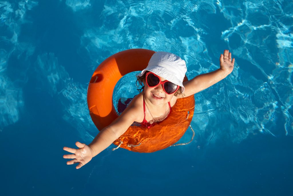 Diese Dinge solltest du beachten, wenn dein Kind schwimmen lernt