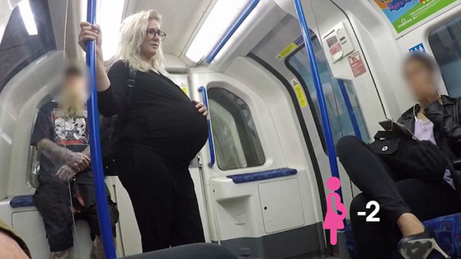 Hochschwangere Frau wird in der U-Bahn komplett ignoriert