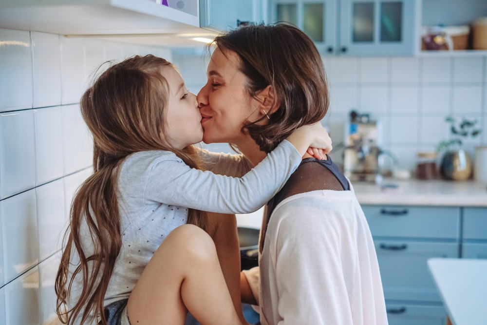 Psychologin warnt vor Küssen auf den Mund bei Kindern