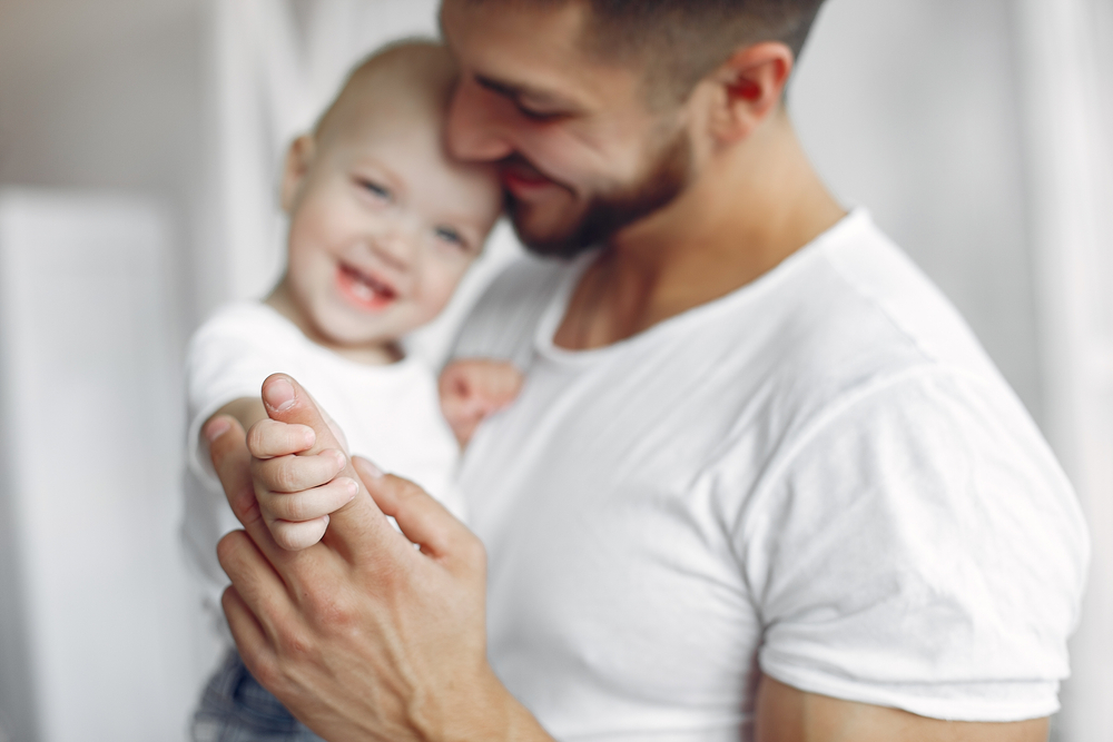 Wie Mamas die Beziehung zwischen Papa und Baby beeinflussen
