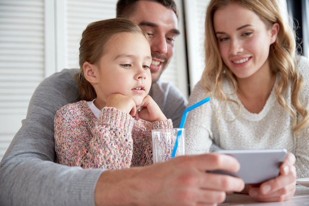 Weshalb Smartphones die Eltern-Kind-Beziehung zerstören