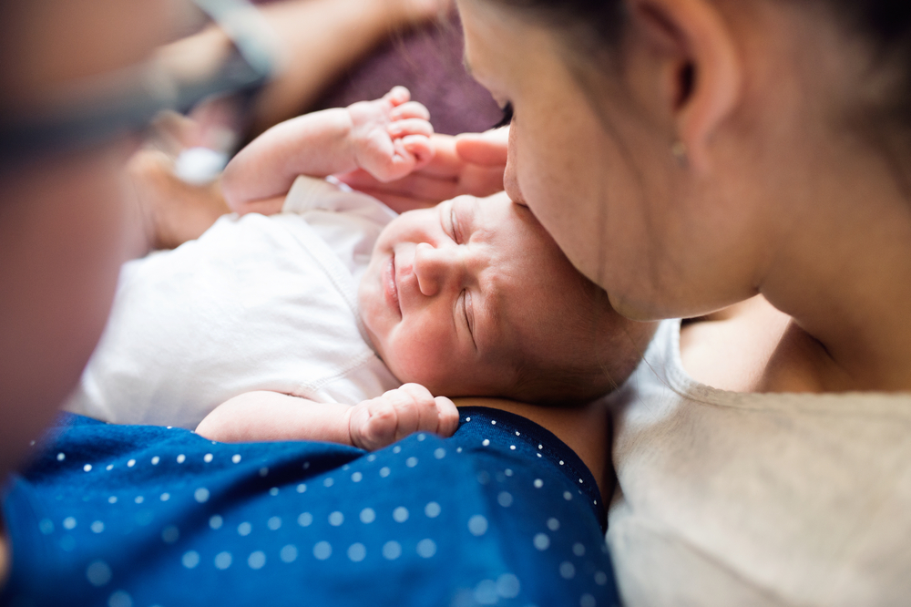 Wie der erste Tag daheim mit einem Neugeborenen wirklich aussieht