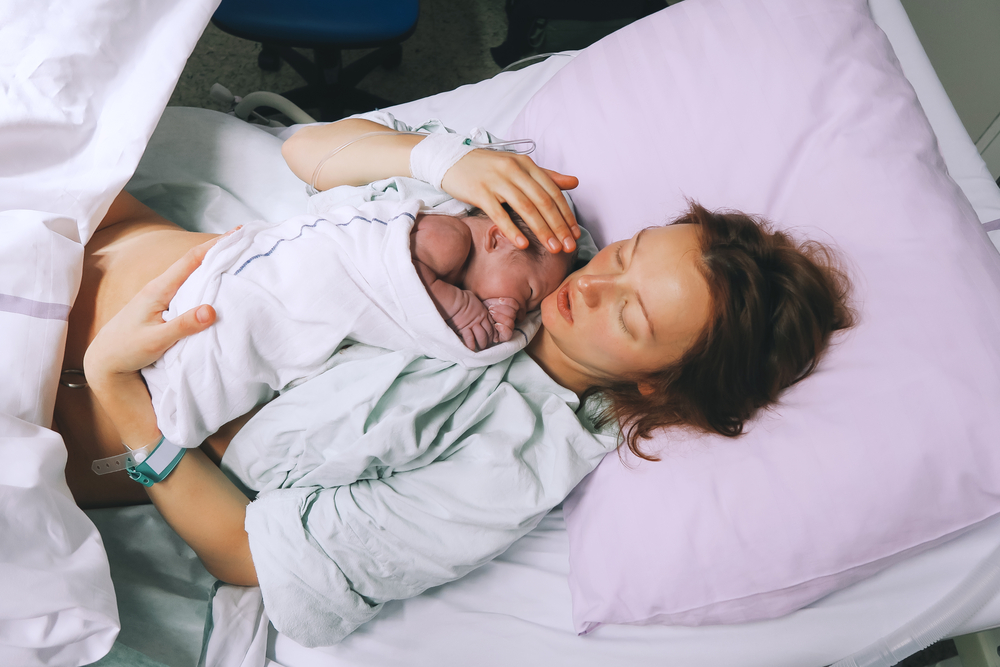 Wieso manche Frauen ihr Kind nach der Geburt abschlecken