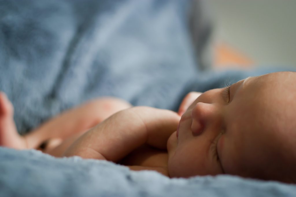 17 Dinge die man googelt, wenn man mit einem Neugeborenen zuhause sitzt