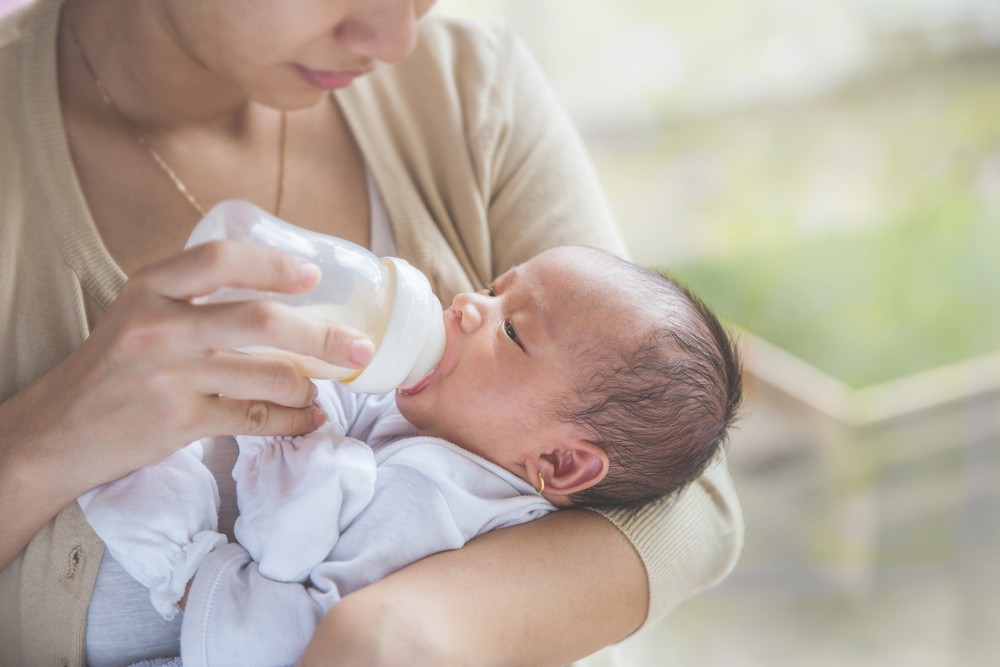 Kindermädchen füttert heimlich Milchersatz: Mutter fordert 10.000 Dollar Schadensersatz