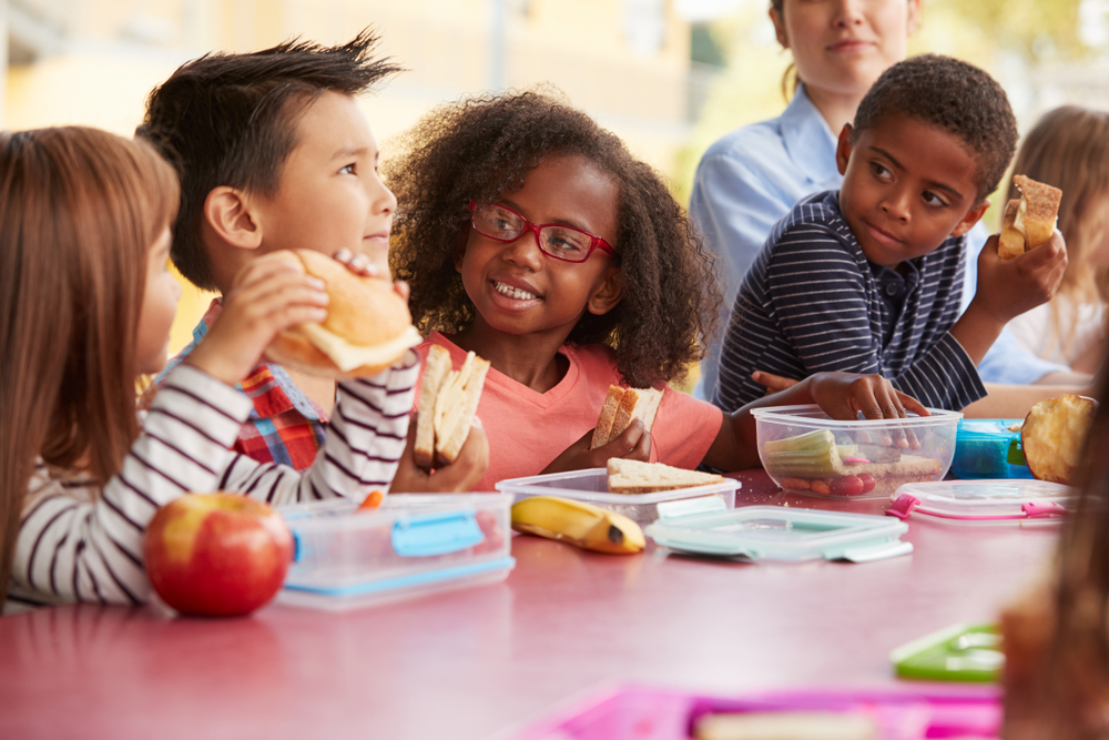 Schule versorgt bedürftige Kinder mit Essensresten aus Kantine