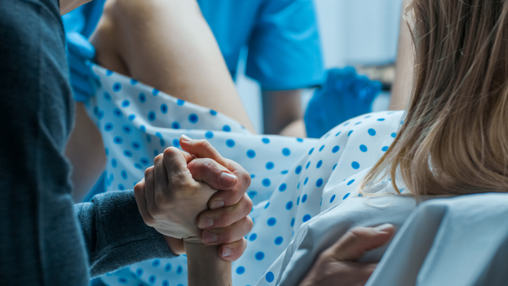 Krankenschwester hilft frischgebackener Mama auf dem Klo und das Foto verbreitet sich viral