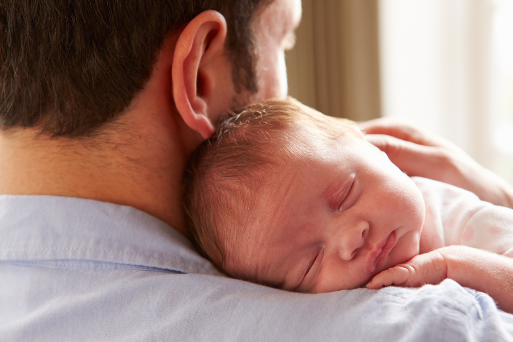 Neue EU-Richtlinie fordert zwei Wochen Vaterschaftsurlaub nach der Geburt