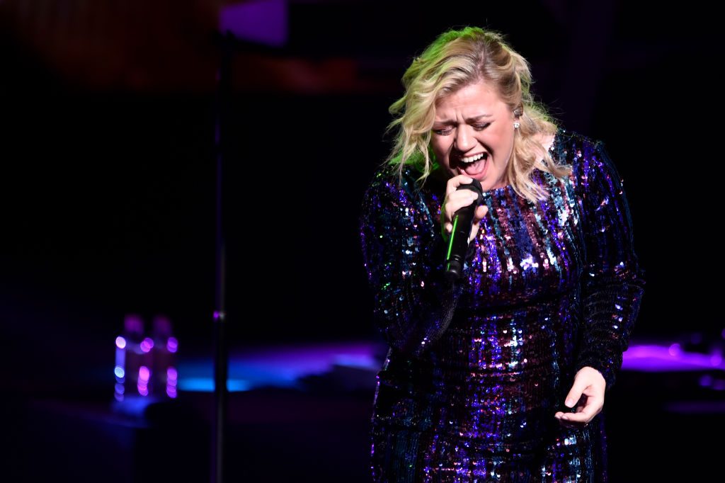 Kelly Clarkson spricht ehrlich übers Mutter-Sein: “Ich weine oft im Bad”